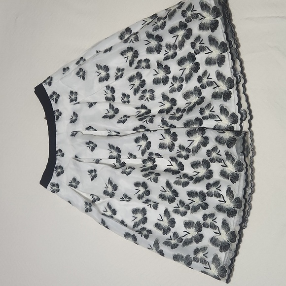 TALBOTS Elegant Black and White Floral Skirt Size 12 butterflies design - Picture 6 of 15